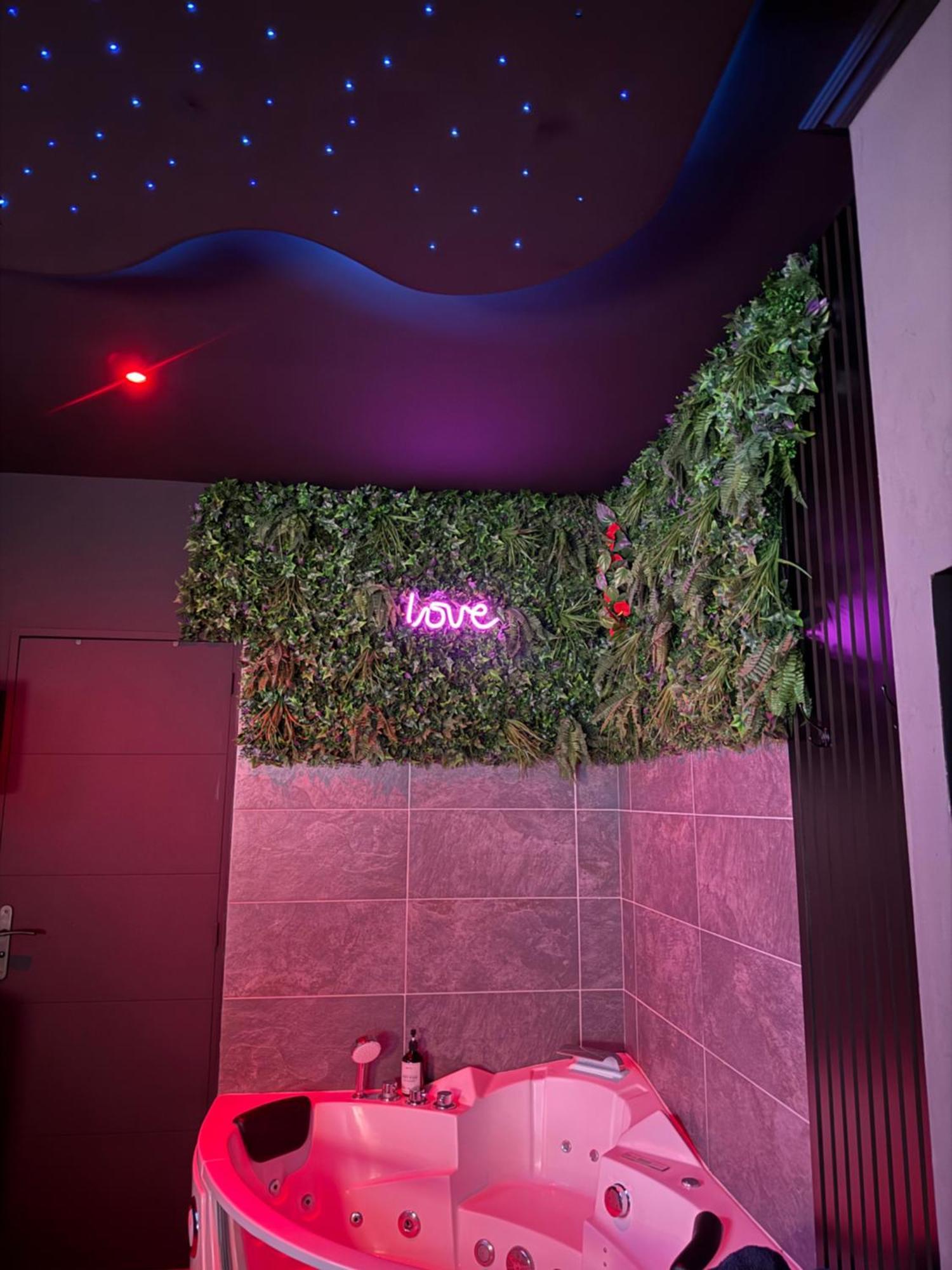 Loveroomxspa Bourg-Saint-Christophe المظهر الخارجي الصورة